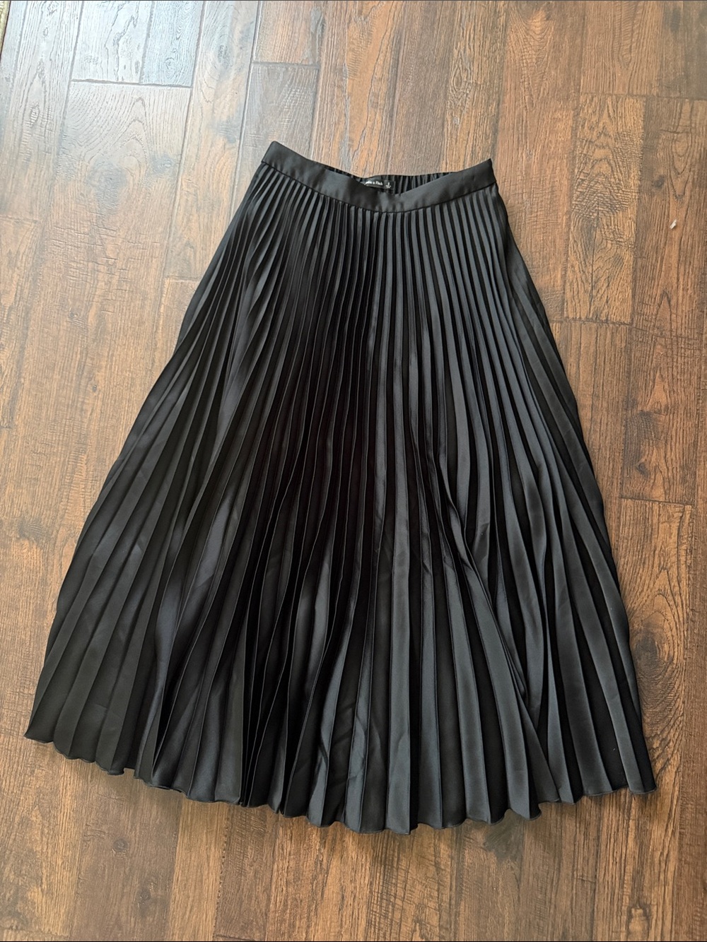 Abercrombie & Fitch Black Pleated Midi Skirt - Satin Finish